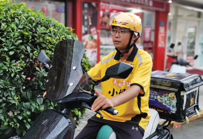 装手机支架交警：不是为难大家是为了安全j9九游真人游戏第一品牌电动车不允许安(图3)